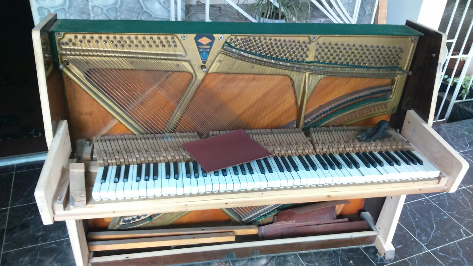 Estado inicial de un piano antes del trabajo
